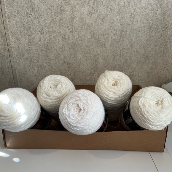 Red Heart Bundle Super Saver Yarn in White 5 skeins - Picture 7 of 7